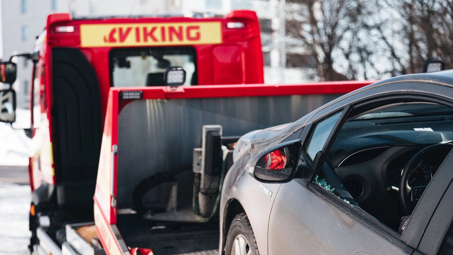 Viking trækker en grå bil.