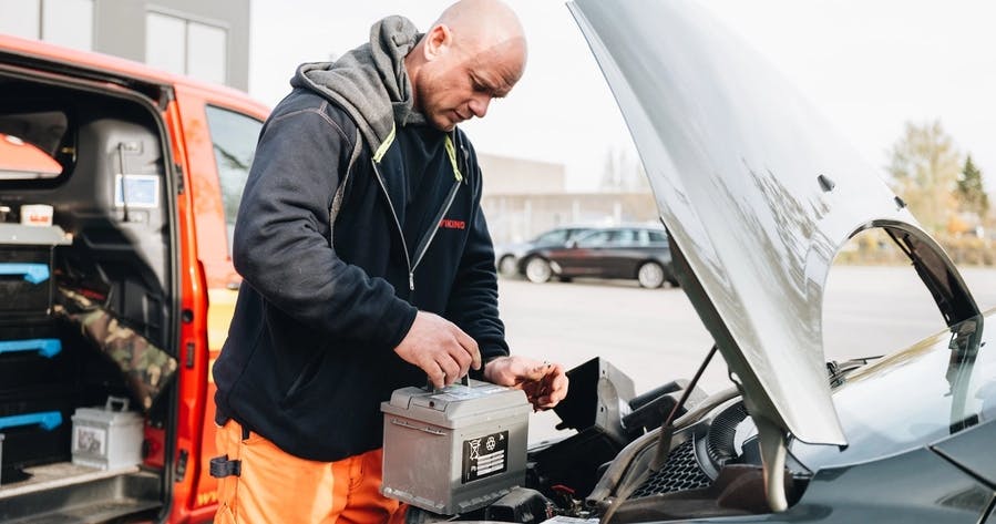 Viking hjælper med batteriskift.