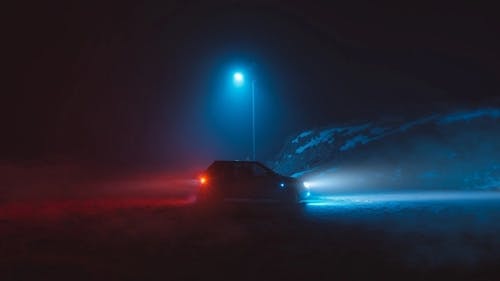  Bil i mørke på en grusvej.